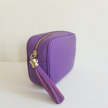 Lataa kuva Galleria-katseluun, ANGIE olkalaukku on aitoa nahkaa. Laukussa on säädettävä olkahihna, koristehihna ja vetoketjukiinnitys. Tupsukoriste toimii vetimenä. Valmistettu Italiassa, erittäin suosittu cross body malli. Väri: lila