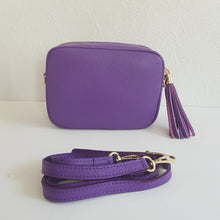 Lataa kuva Galleria-katseluun, ANGIE olkalaukku on aitoa nahkaa. Laukussa on säädettävä olkahihna, koristehihna ja vetoketjukiinnitys. Tupsukoriste toimii vetimenä. Valmistettu Italiassa, erittäin suosittu cross body malli. Väri: lila