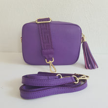 Lataa kuva Galleria-katseluun, ANGIE olkalaukku on aitoa nahkaa. Laukussa on säädettävä olkahihna, koristehihna ja vetoketjukiinnitys. Tupsukoriste toimii vetimenä. Valmistettu Italiassa, erittäin suosittu cross body malli. Väri: lila