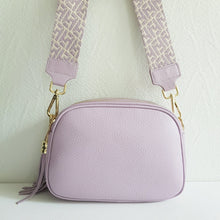 Lataa kuva Galleria-katseluun, Tyylikäs ja tilava LILY crossbody laukku on jaettu kolmeen osastoon. Jokainen osasto suljetaan vetoketjulla. Laukun takaa löytyy vetoketjullinen piilotasku ja sisällä on yksi vetoketjullinen sivutasku. Säädettävä olkahihna, kullanväriset metalliosat. Väri: vaalea lila