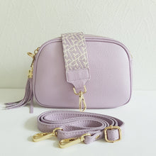 Lataa kuva Galleria-katseluun, Tyylikäs ja tilava LILY crossbody laukku on jaettu kolmeen osastoon. Jokainen osasto suljetaan vetoketjulla. Laukun takaa löytyy vetoketjullinen piilotasku ja sisällä on yksi vetoketjullinen sivutasku. Säädettävä olkahihna, kullanväriset metalliosat. Väri: vaalea lila