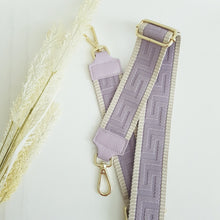 Lataa kuva Galleria-katseluun, ANGIE olkalaukku on aitoa nahkaa. Laukussa on kaksi säädettävää olkahihnaa ja vetoketjukiinnitys. Tupsukoriste toimii vetimenä. Erittäin suosittu cross body malli.Väri: lila. Koko: pituus 20 cm, korkeus 15 cm, syvyys 7. Hinta 84,90€