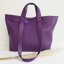 Lataa kuva Galleria-katseluun, REBECCA on monipuolinen ja supertilava shopper-nahkalaukku, jonka muoto elää mukanasi. Voit kantaa laukkua kahvoista tai olalla pitkällä hihnalla ja laukku mukautuu täydellisesti sisällön ja päivän tarpeiden mukaan. Pehmeä, laadukas nahka tekee laukusta yhtä aikaa ryhdikkään ja rennon. Vetoketju- ja magneettikiinnitys, sisällä vetoketjutasku ja avotaskut, hopeanväriset metalliosat.