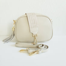 Lataa kuva Galleria-katseluun, Italialainen LILY-nahkalaukku kolmella vetoketjuosastolla ja kahdella vaihdettavalla hihnalla. Vaalea crossbody-laukku moneen tyyliin.