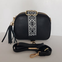 Lataa kuva Galleria-katseluun, yylikäs ja tilava LILY crossbody laukku on jaettu kolmeen osastoon. Jokainen osasto suljetaan vetoketjulla. Laukun takaa löytyy vetoketjullinen piilotasku ja sisällä on yksi vetoketjullinen sivutasku. Säädettävä olkahihna, kullanväriset metalliosat.
Väri: musta
Koko: pituus 23 cm, korkeus 16.6 cm, syvyys 7 cm
Olkahihna: leveys 1.5 cm, max pituus 135 cm.
Leveä koristeellinen polyesteri/ nahka hihna kullanvärisillä pistolukoilla, leveys 5,5 cm, säädettävä pituus max. 128 cm
Materiaal