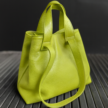 Lataa kuva Galleria-katseluun, REBECCA on monipuolinen ja supertilava shopper-nahkalaukku, jonka muoto elää mukanasi. Voit kantaa laukkua kahvoista tai olalla pitkällä hihnalla ja laukku mukautuu täydellisesti sisällön ja päivän tarpeiden mukaan. Pehmeä, laadukas nahka tekee laukusta yhtä aikaa ryhdikkään ja rennon. Vetoketju- ja magneettikiinnitys, sisällä vetoketjutasku ja avotaskut, hopeanväriset metalliosat.