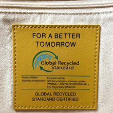 Lataa kuva Galleria-katseluun, Kaunis LIV laukku muodostuu kahdesta tilavasta osiosta. Sisällä laukussa on vetoketjullinen sisätasku ja toisella puolella puhelintasku. Kullanväriset metalliosat ja magneettilukitus. Ainutlaatuiset valmistusmateriaalit antavat laukulle kestävyyttä ja samalla myös ympäristöystävällisyyttä. Hihnan max pituus 120 cm Koko: 42 cm x 25 cm x 15 cm Materiaali: 58% kierrätysnahkaa, 25% polyesteria, 17% polyuretaania Valmistusmaa: Italia