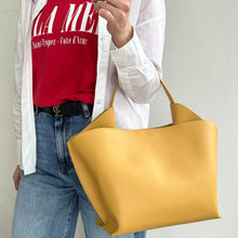 Lataa kuva Galleria-katseluun, Kaunis LIV laukku muodostuu kahdesta tilavasta osiosta. Sisällä laukussa on vetoketjullinen sisätasku ja toisella puolella puhelintasku. Kullanväriset metalliosat ja magneettilukitus. Ainutlaatuiset valmistusmateriaalit antavat laukulle kestävyyttä ja samalla myös ympäristöystävällisyyttä. Hihnan max pituus 120 cm Koko: 42 cm x 25 cm x 15 cm Materiaali: 58% kierrätysnahkaa, 25% polyesteria, 17% polyuretaania Valmistusmaa: Italia