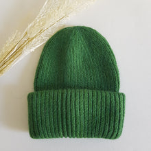 Lataa kuva Galleria-katseluun, Suloisen lämpöinen LUCY angora- ja villasekoitepipo leveällä kääntöreunalla. Materiaali: 60% angora, 30% villa, 10% viskoosi. Hoito-ohje: käsinpesu.