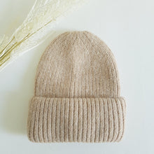 Lataa kuva Galleria-katseluun, Suloisen lämpöinen LUCY angora- ja villasekoitepipo leveällä kääntöreunalla. Materiaali: 60% angora, 30% villa, 10% viskoosi. Hoito-ohje: käsinpesu.