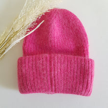 Lataa kuva Galleria-katseluun, Suloisen lämpöinen LUCY angora- ja villasekoitepipo leveällä kääntöreunalla. Materiaali: 60% angora, 30% villa, 10% viskoosi. Hoito-ohje: käsinpesu.