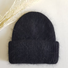 Lataa kuva Galleria-katseluun, Suloisen lämpöinen LUCY angora- ja villasekoitepipo leveällä kääntöreunalla. Materiaali: 60% angora, 30% villa, 10% viskoosi. Hoito-ohje: käsinpesu.