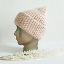 Lataa kuva Galleria-katseluun, Suloisen lämpöinen LUCY angora- ja villasekoitepipo leveällä kääntöreunalla. Materiaali: 60% angora, 30% villa, 10% viskoosi. Hoito-ohje: käsinpesu.