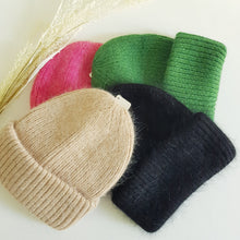 Lataa kuva Galleria-katseluun, Suloisen lämpöinen LUCY angora- ja villasekoitepipo leveällä kääntöreunalla. Materiaali: 60% angora, 30% villa, 10% viskoosi. Hoito-ohje: käsinpesu.