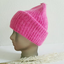 Lataa kuva Galleria-katseluun, Suloisen lämpöinen LUCY angora- ja villasekoitepipo leveällä kääntöreunalla. Materiaali: 60% angora, 30% villa, 10% viskoosi. Hoito-ohje: käsinpesu.