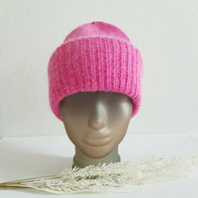 Lataa kuva Galleria-katseluun, Suloisen lämpöinen LUCY angora- ja villasekoitepipo leveällä kääntöreunalla. Materiaali: 60% angora, 30% villa, 10% viskoosi. Hoito-ohje: käsinpesu.