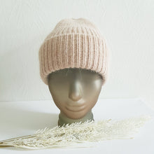 Lataa kuva Galleria-katseluun, Suloisen lämpöinen LUCY angora- ja villasekoitepipo leveällä kääntöreunalla. Materiaali: 60% angora, 30% villa, 10% viskoosi. Hoito-ohje: käsinpesu.