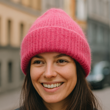 Lataa kuva Galleria-katseluun, LUCY - pipo, joka hurmaa pehmeydellään. Suloisen lämpöinen ja kevyt LUCY on angora- ja villasekoitteesta neulottu pipo, joka tuntuu pehmeältä ja ylelliseltä päässä. Leveä kääntöreuna antaa modernin ilmeen ja pitää korvat erityisen lämpiminä.