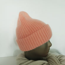 Lataa kuva Galleria-katseluun, Ihanan muhkea ja lämmin LULU beanie, joka pitää pään lämpimänä kovemmallakin pakkasella.
Pipossa leveä kääntöreuna joka tekee istuvuudesta paremman.