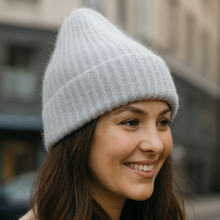 Lataa kuva Galleria-katseluun, Trendikäs ja lämmin Lulu beanie on talven luottopipo.
Muhkea neulos ja leveä käänne tekevät siitä sekä tyylikkään että käytännöllisen.
Kevyt mutta lämmin materiaali suojaa pakkaselta ja kirkkaat värit piristävät jokaista päivää.