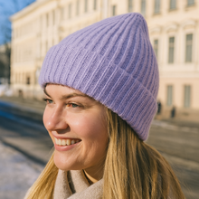Lataa kuva Galleria-katseluun, Trendikäs ja lämmin Lulu beanie on talven luottopipo.
Muhkea neulos ja leveä käänne tekevät siitä sekä tyylikkään että käytännöllisen.
Kevyt mutta lämmin materiaali suojaa pakkaselta ja kirkkaat värit piristävät jokaista päivää.