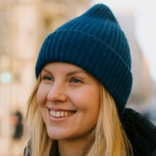 Lataa kuva Galleria-katseluun, Trendikäs ja lämmin Lulu beanie on talven luottopipo.
Muhkea neulos ja leveä käänne tekevät siitä sekä tyylikkään että käytännöllisen.
Kevyt mutta lämmin materiaali suojaa pakkaselta ja kirkkaat värit piristävät jokaista päivää.