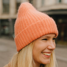 Lataa kuva Galleria-katseluun, Katseenvangitsija talven pakkasiin – LULU beanie.
Pehmeä, muhkea ja värikäs pipo, joka on yhtä aikaa lämmin ja trendikäs.
Leveä käänne takaa rennon istuvuuden ja herkullinen värivalikoima tekee Lolasta täydellisen kumppanin arkeen ja seikkailuun.