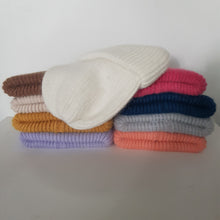 Lataa kuva Galleria-katseluun, Ihanan muhkea ja lämmin LULU beanie, joka pitää pään lämpimänä kovemmallakin pakkasella.
Pipossa leveä kääntöreuna joka tekee istuvuudesta paremman.