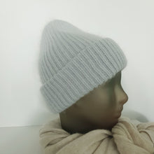 Lataa kuva Galleria-katseluun, Ihanan muhkea ja lämmin LULU beanie, joka pitää pään lämpimänä kovemmallakin pakkasella.
Pipossa leveä kääntöreuna joka tekee istuvuudesta paremman.