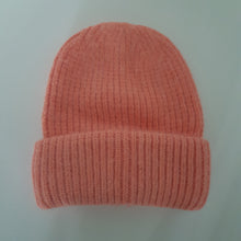Lataa kuva Galleria-katseluun, Ihanan muhkea ja lämmin LULU beanie, joka pitää pään lämpimänä kovemmallakin pakkasella.
Pipossa leveä kääntöreuna joka tekee istuvuudesta paremman.