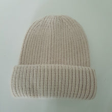 Lataa kuva Galleria-katseluun, Ihanan muhkea ja lämmin LULU beanie, joka pitää pään lämpimänä kovemmallakin pakkasella.
Pipossa leveä kääntöreuna joka tekee istuvuudesta paremman.