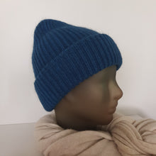 Lataa kuva Galleria-katseluun, Ihanan muhkea ja lämmin LULU beanie, joka pitää pään lämpimänä kovemmallakin pakkasella.
Pipossa leveä kääntöreuna joka tekee istuvuudesta paremman.