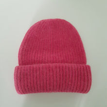Lataa kuva Galleria-katseluun, Ihanan muhkea ja lämmin LULU beanie, joka pitää pään lämpimänä kovemmallakin pakkasella.
Pipossa leveä kääntöreuna joka tekee istuvuudesta paremman.