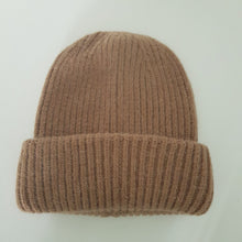 Lataa kuva Galleria-katseluun, Ihanan muhkea ja lämmin LULU beanie, joka pitää pään lämpimänä kovemmallakin pakkasella.
Pipossa leveä kääntöreuna joka tekee istuvuudesta paremman.