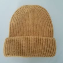 Lataa kuva Galleria-katseluun, Ihanan muhkea ja lämmin LULU beanie, joka pitää pään lämpimänä kovemmallakin pakkasella.
Pipossa leveä kääntöreuna joka tekee istuvuudesta paremman.