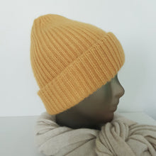 Lataa kuva Galleria-katseluun, Ihanan muhkea ja lämmin LULU beanie, joka pitää pään lämpimänä kovemmallakin pakkasella.
Pipossa leveä kääntöreuna joka tekee istuvuudesta paremman.