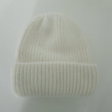 Lataa kuva Galleria-katseluun, Ihanan muhkea ja lämmin LULU beanie, joka pitää pään lämpimänä kovemmallakin pakkasella.
Pipossa leveä kääntöreuna joka tekee istuvuudesta paremman.