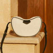 Lataa kuva Galleria-katseluun, MAIRA on kompakti mutta tilava crossbody-laukku, joka yhdistää italialaisen käsityön, minimalistisen muotoilun ja ajattoman tyylin. Satulalaukun pehmeä kaari tekee siitä elegantin, mutta samalla käytännöllisen arjen kumppanin.