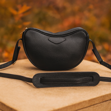 Lataa kuva Galleria-katseluun, MAIRA on kompakti mutta tilava crossbody-laukku, joka yhdistää italialaisen käsityön, minimalistisen muotoilun ja ajattoman tyylin. Satulalaukun pehmeä kaari tekee siitä elegantin, mutta samalla käytännöllisen arjen kumppanin.