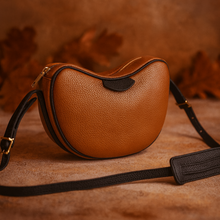 Lataa kuva Galleria-katseluun, MAIRA on kompakti mutta tilava crossbody-laukku, joka yhdistää italialaisen käsityön, minimalistisen muotoilun ja ajattoman tyylin. Satulalaukun pehmeä kaari tekee siitä elegantin, mutta samalla käytännöllisen arjen kumppanin.