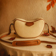 Lataa kuva Galleria-katseluun, MAIRA on kompakti mutta tilava crossbody-laukku, joka yhdistää italialaisen käsityön, minimalistisen muotoilun ja ajattoman tyylin. Satulalaukun pehmeä kaari tekee siitä elegantin, mutta samalla käytännöllisen arjen kumppanin.