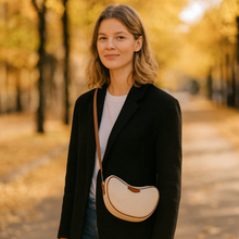 Lataa kuva Galleria-katseluun, MAIRA on enemmän kuin laukku – se on italialainen tulkinta klassisesta saddle-shape-muodosta. Pehmeä kaari, kompaktit mitat ja kultaiset yksityiskohdat tekevät siitä täydellisen seuralaisen, kun syksyn valo hehkuu kaduilla ja lehdet tanssivat tuulessa.