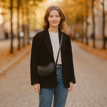 Lataa kuva Galleria-katseluun, MAIRA on enemmän kuin laukku – se on italialainen tulkinta klassisesta saddle-shape-muodosta. Pehmeä kaari, kompaktit mitat ja kultaiset yksityiskohdat tekevät siitä täydellisen seuralaisen, kun syksyn valo hehkuu kaduilla ja lehdet tanssivat tuulessa.