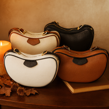 Lataa kuva Galleria-katseluun, MAIRA on kompakti mutta tilava crossbody-laukku, joka yhdistää italialaisen käsityön, minimalistisen muotoilun ja ajattoman tyylin. Satulalaukun pehmeä kaari tekee siitä elegantin, mutta samalla käytännöllisen arjen kumppanin.