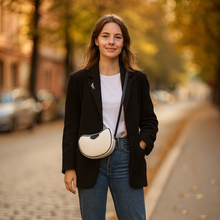 Lataa kuva Galleria-katseluun, MAIRA on enemmän kuin laukku – se on italialainen tulkinta klassisesta saddle-shape-muodosta. Pehmeä kaari, kompaktit mitat ja kultaiset yksityiskohdat tekevät siitä täydellisen seuralaisen, kun syksyn valo hehkuu kaduilla ja lehdet tanssivat tuulessa.