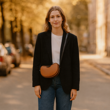 Lataa kuva Galleria-katseluun, MAIRA on enemmän kuin laukku – se on italialainen tulkinta klassisesta saddle-shape-muodosta. Pehmeä kaari, kompaktit mitat ja kultaiset yksityiskohdat tekevät siitä täydellisen seuralaisen, kun syksyn valo hehkuu kaduilla ja lehdet tanssivat tuulessa.