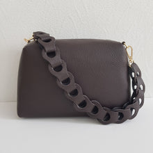 Lataa kuva Galleria-katseluun, Tyylikäs ADA nahkalaukku on uusi crossbody malli. Laukussa on kaunis nahkainen kantohihna, kapea säädettävä olkahihna, yksi iso tasku, vetoketjukiinnitys ja sisältä löytyy vetoketjullinen piilotasku. Kullanväriset metalliosat. Väri: ruskea tai musta