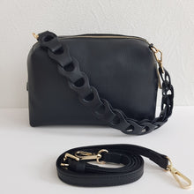 Lataa kuva Galleria-katseluun, Tyylikäs ADA nahkalaukku on uusi crossbody malli. Laukussa on kaunis nahkainen kantohihna, kapea säädettävä olkahihna, yksi iso tasku, vetoketjukiinnitys ja sisältä löytyy vetoketjullinen piilotasku. Kullanväriset metalliosat. Väri: ruskea tai musta