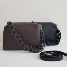 Lataa kuva Galleria-katseluun, Tyylikäs ADA nahkalaukku on uusi crossbody malli. Laukussa on kaunis nahkainen kantohihna, kapea säädettävä olkahihna, yksi iso tasku, vetoketjukiinnitys ja sisältä löytyy vetoketjullinen piilotasku. Kullanväriset metalliosat. Väri: ruskea tai musta