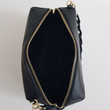 Lataa kuva Galleria-katseluun, Tyylikäs ADA nahkalaukku on uusi crossbody malli. Laukussa on kaunis nahkainen kantohihna, kapea säädettävä olkahihna, yksi iso tasku, vetoketjukiinnitys ja sisältä löytyy vetoketjullinen piilotasku. Kullanväriset metalliosat. Väri: ruskea tai musta